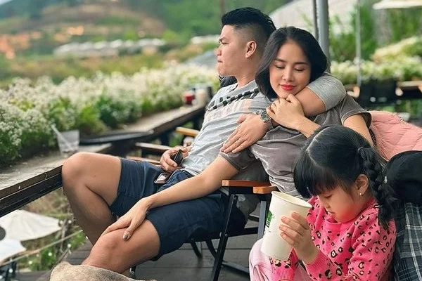 Lê Phương Khoe Ảnh Gia Đình 3 Người, Lên Tiếng Khi Bị Nói Là Đi Chơi Mà Vắng Mặt Con Trai Riêng