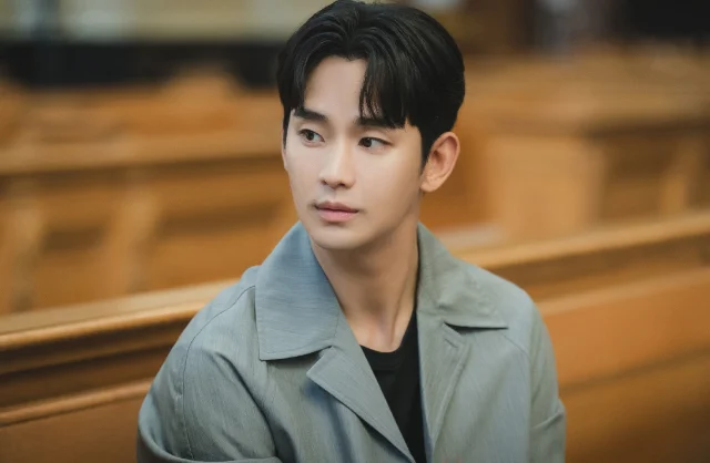 Kim Soo Hyun Gặp Khó Khăn Sau Khi Bị Tung Ảnh Ăn Mặc Mát Mẻ Rửa Chén Ở Nhà Kim Sae Ron